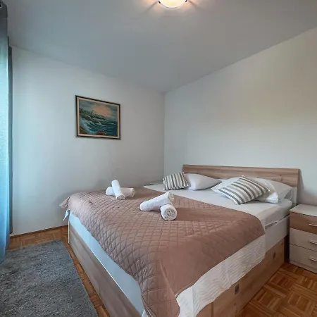 Large Felicita Near Center * Split