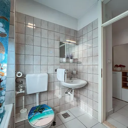 Large Felicita Near Center Split