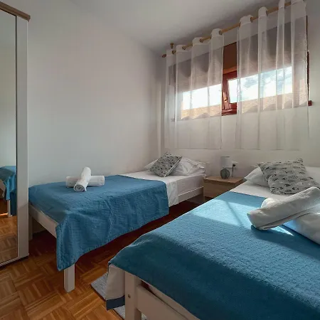 Large Felicita Near Center * Split