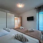 Apartment Large Felicita Near Center *