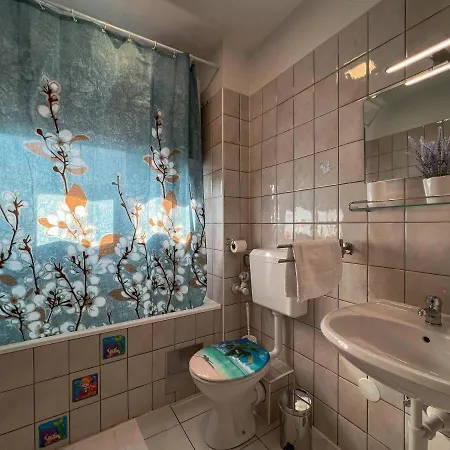 Large Felicita Near Center Split