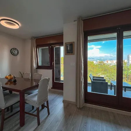 Lägenhet Large Felicita Near Center Split