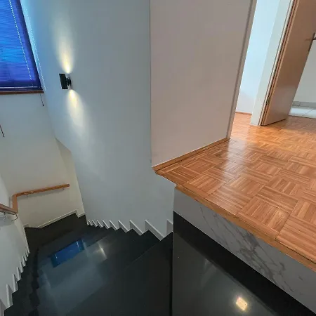 Large Felicita Near Center Split