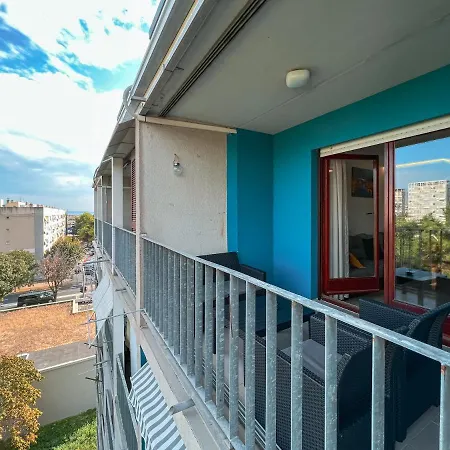 Large Felicita Near Center *