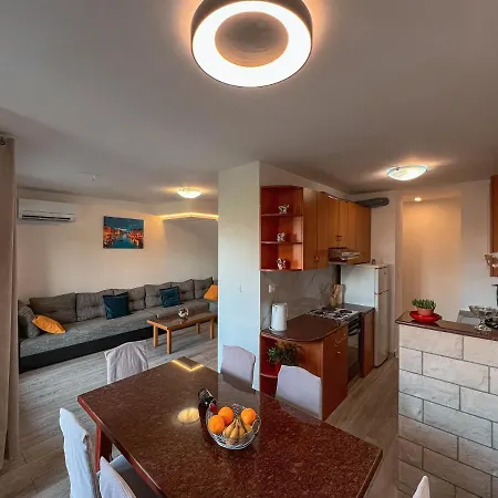 Large Felicita Near Center 스플리트