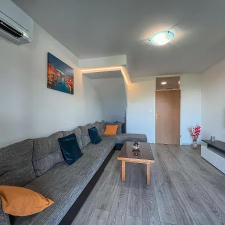 Apartment Large Felicita Near Center *