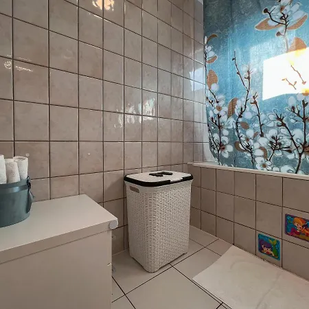 Large Felicita Near Center 아파트 *