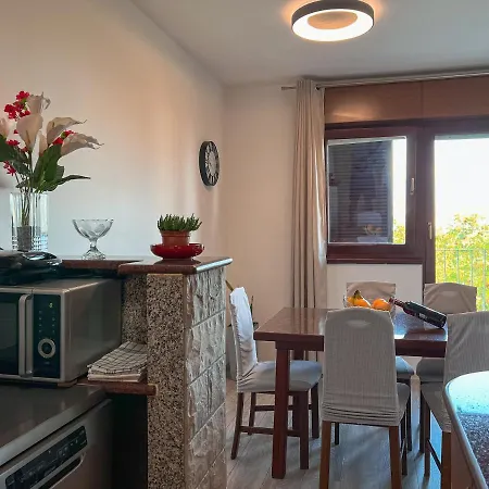 Large Felicita Near Center 스플리트