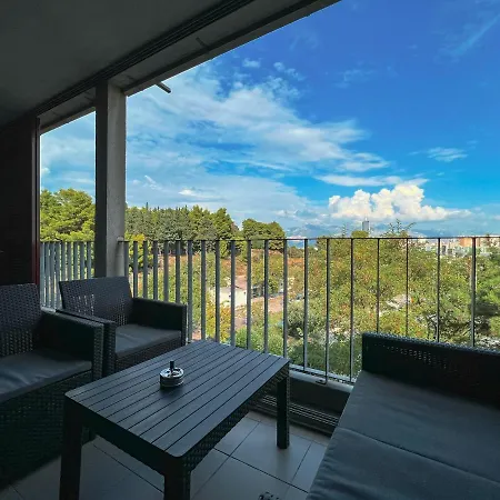 Large Felicita Near Center アパート