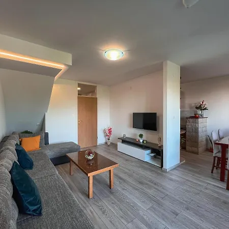 Large Felicita Near Center アパート