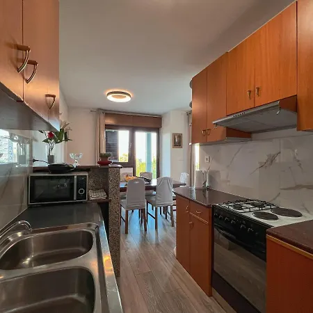 Large Felicita Near Center * スプリト